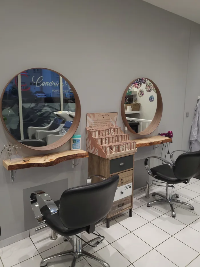 Deux postes de coiffage, les miroirs ronds, la commode en bois aux tiroirs numérotés